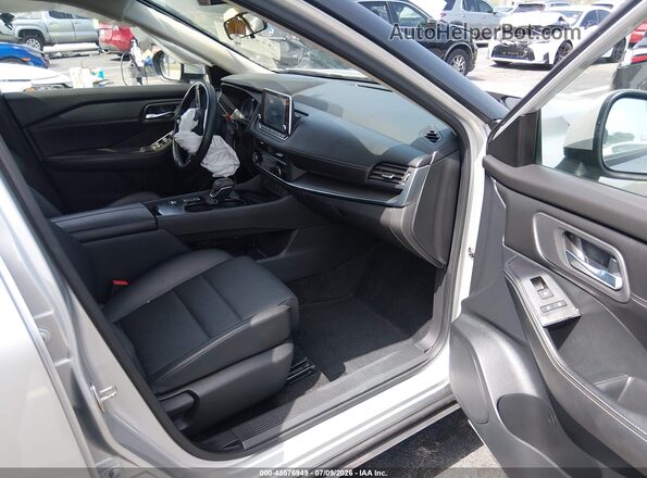 JN8BT3BA1RW351165 2024 NISSAN ROGUE Серебряный Вид салона спереди