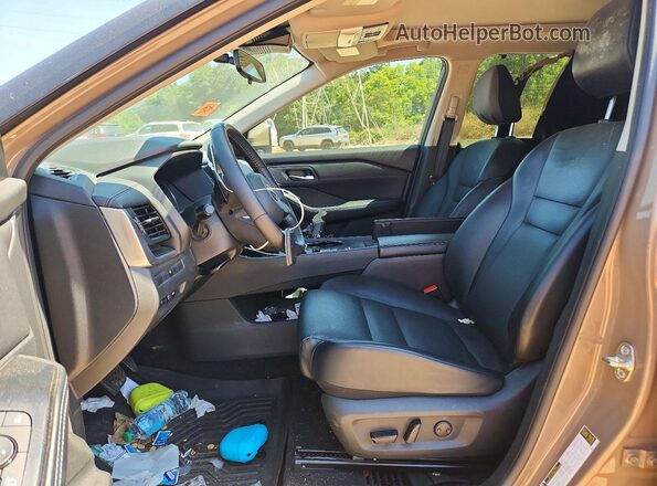 JN8BT3BA2RW352986 2024 NISSAN ROGUE Коричневый Вид салона спереди