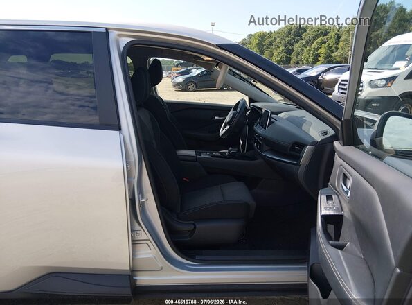 JN8BT3BA8RW354354 2024 NISSAN ROGUE Серебряный Вид салона спереди