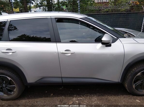 JN8BT3BB5SW158368 2025 NISSAN ROGUE Серебряный Вид задней части салона