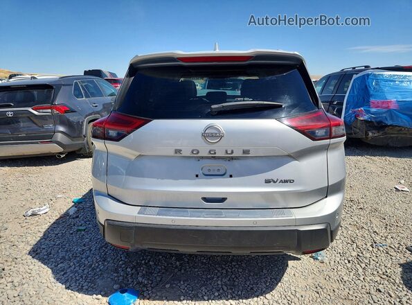 JN8BT3BB6RW283969 2024 NISSAN ROGUE Silver Вид ззаду