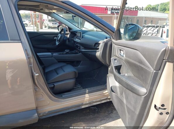 JN8BT3BB8RW440398 2024 NISSAN ROGUE Бежевый Вид салона спереди