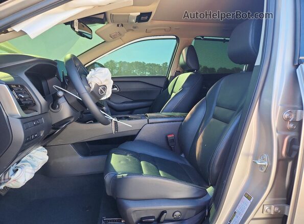 JN8BT3CAXSW008066 2025 NISSAN ROGUE Silver Вид салону спереду