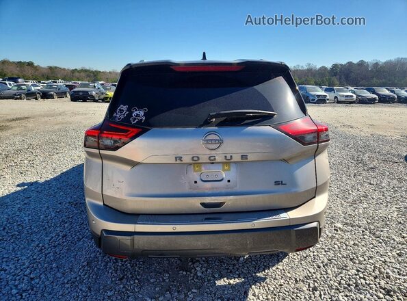 JN8BT3CAXSW008066 2025 NISSAN ROGUE Silver Вид ззаду