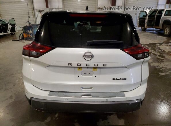JN8BT3CB8RW439752 2024 NISSAN ROGUE White Rear view