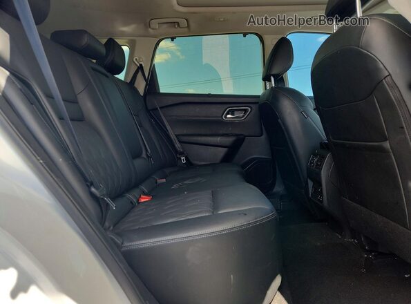 JN8BT3DC2RW381936 2024 NISSAN ROGUE White Вид задньої частини салону