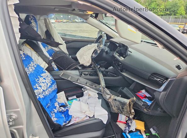 JN8BT3DD3NW276129 2022 NISSAN ROGUE Серебряный Вид салона спереди