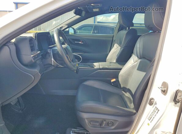 JTDAAAAF7P3015369 2023 TOYOTA CROWN Белый Вид салона спереди