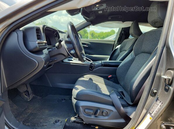 JTDAAAAF8P3011444 2023 TOYOTA CROWN Silver Vista interior delantera