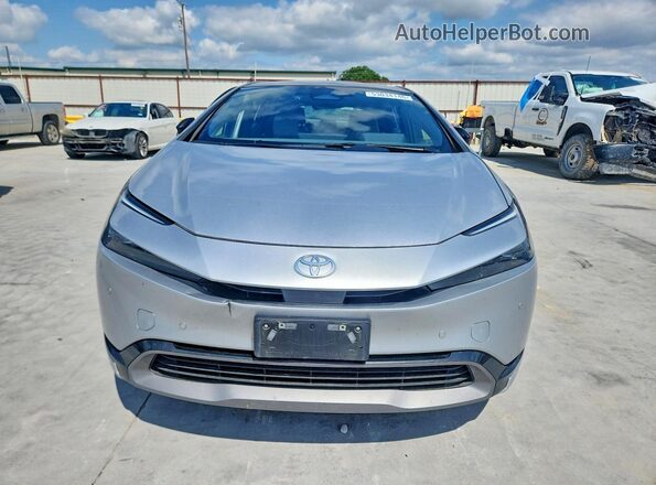 JTDACAAU1P3012959 2023 TOYOTA PRIUS Silver Widok z przodu
