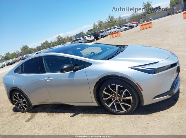 JTDACAAU9P3001434 2023 TOYOTA PRIUS Silver Սալոնի հետևի տեսք