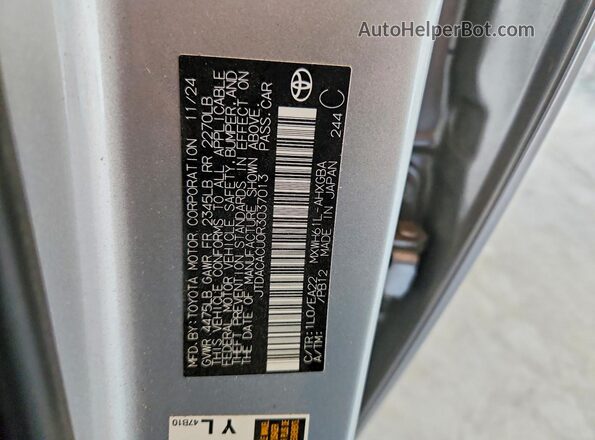 JTDACACU0R3037013 2024 TOYOTA PRIUS Silver Vista de la etiqueta del VIN