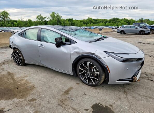 JTDACACU1S3043473 2025 TOYOTA PRIUS Silver Delantero derecho