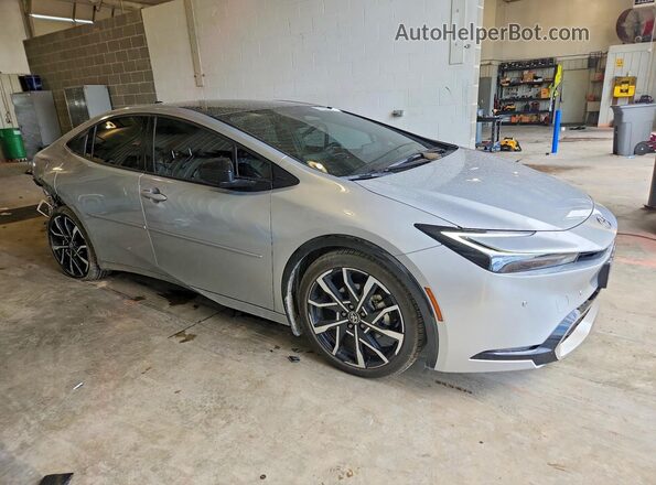 JTDACACU2R3015322 2024 TOYOTA PRIUS Silver Delantero derecho