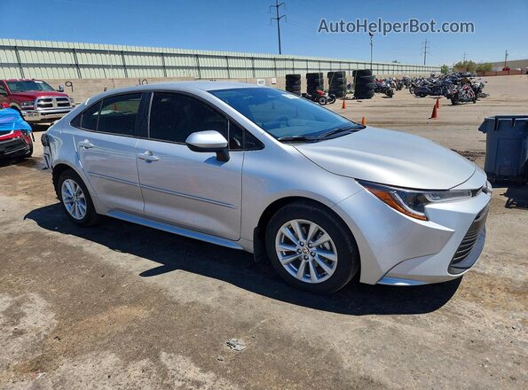 JTDB4MEE7T3045089 2026 TOYOTA COROLLA Серебряный Передняя правая четверть