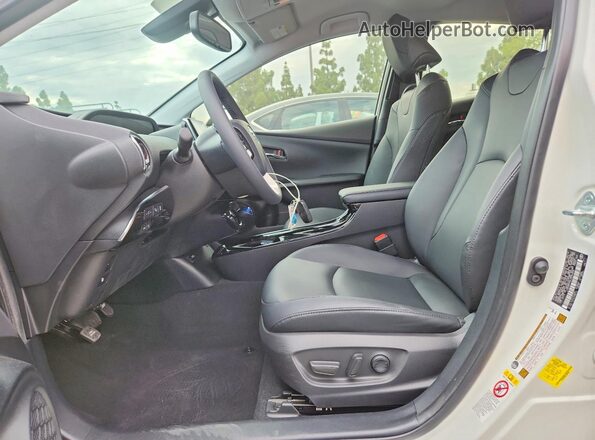 JTDKARFP0J3094346 2018 TOYOTA PRIUS White Widok wnętrza z przodu