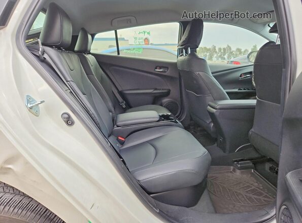 JTDKARFP0J3094346 2018 TOYOTA PRIUS White Widok tylnych siedzeń