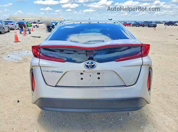JTDKARFP3J3073670 2018 TOYOTA PRIUS Серебряный Вид сзади
