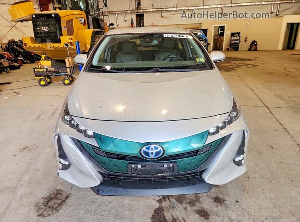 JTDKARFP8J3081683 2018 TOYOTA PRIUS Серебряный Вид спереди