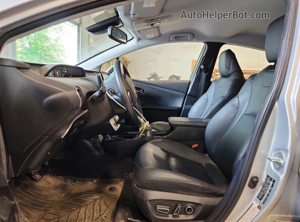 JTDKARFP8J3081683 2018 TOYOTA PRIUS Серебряный Вид салона спереди