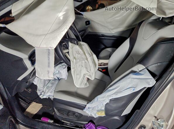 JTDKARFPXJ3086321 2018 TOYOTA PRIUS Серебряный Вид салона спереди