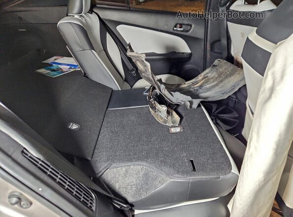 JTDKARFPXJ3086321 2018 TOYOTA PRIUS Серебряный Вид задних сидений