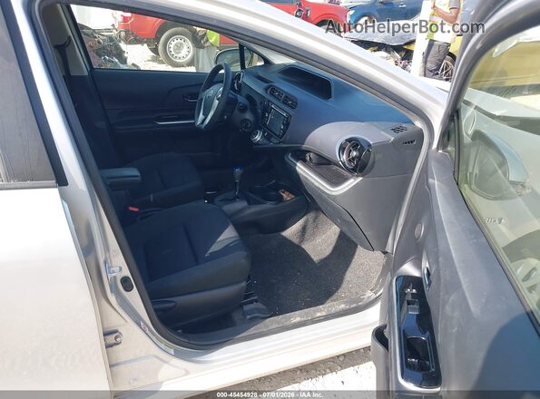 JTDKDTB39G1139425 2016 TOYOTA PRIUS C Серебряный Вид салона спереди