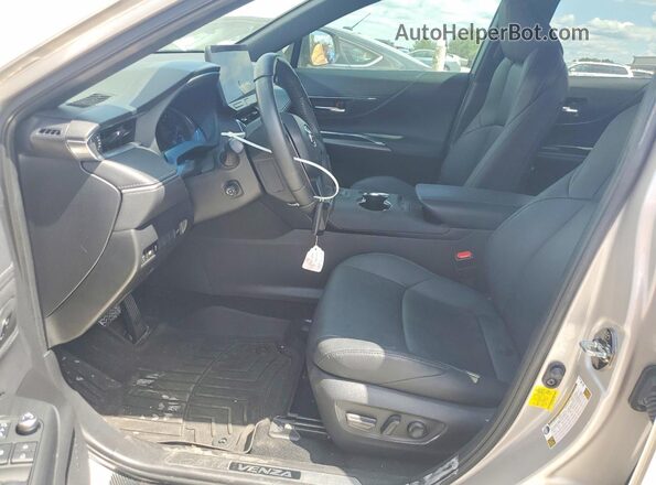 JTEAAAAH0PJ127147 2023 TOYOTA VENZA Silver Widok wnętrza z przodu