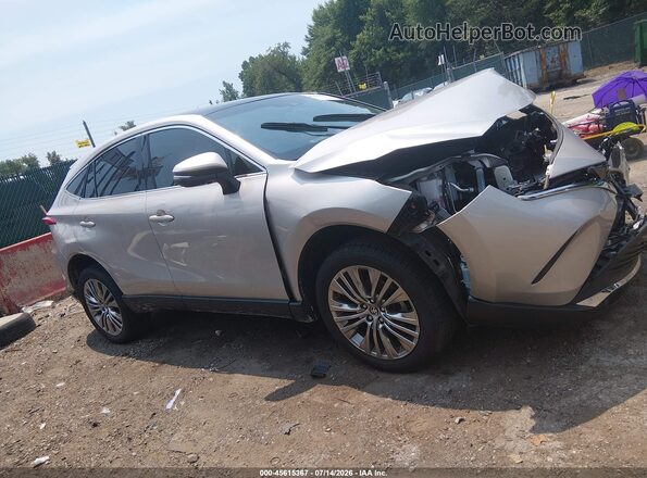 JTEAAAAH1PJ133216 2023 TOYOTA VENZA Silver Widok wnętrza z tyłu