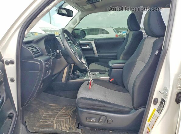 JTEBU5JR2G5384976 2016 TOYOTA 4RUNNER Белый Вид салона спереди