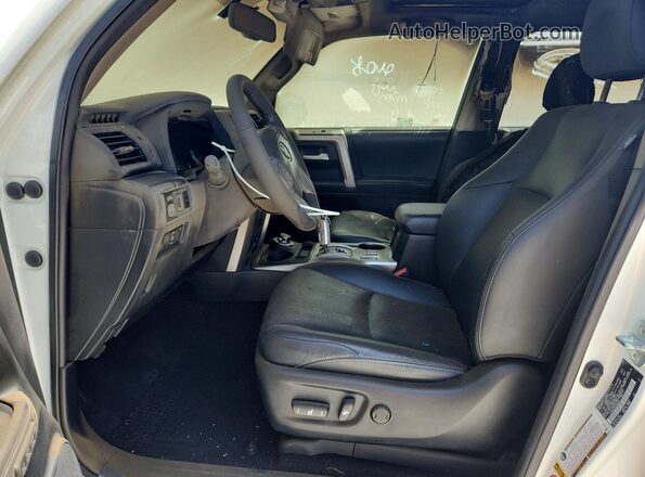 JTEBU5JR2K5654877 2019 TOYOTA 4RUNNER Белый Вид салона спереди