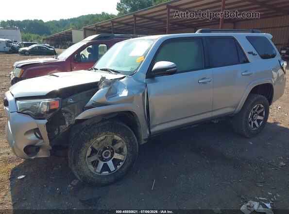 JTEBU5JR2K5698863 2019 TOYOTA 4RUNNER Silver Widok z przodu