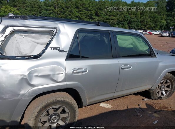 JTEBU5JR2K5698863 2019 TOYOTA 4RUNNER Silver Widok wnętrza z tyłu