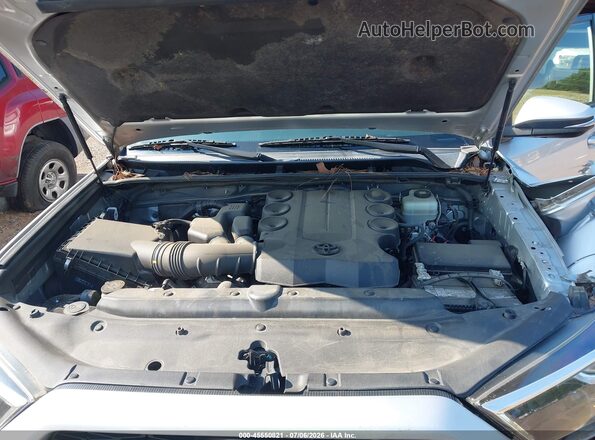 JTEBU5JR2K5698863 2019 TOYOTA 4RUNNER Silver Widok z tyłu