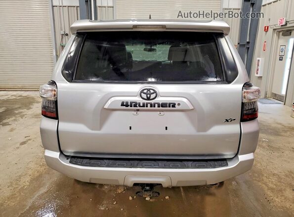 JTEBU5JR3J5515985 2018 TOYOTA 4RUNNER Silver Widok z tyłu