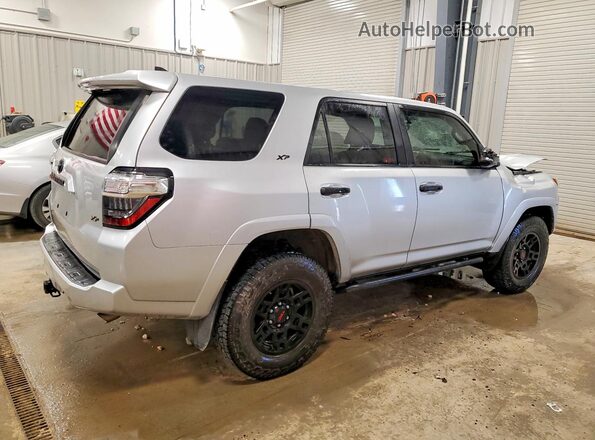 JTEBU5JR3J5515985 2018 TOYOTA 4RUNNER Silver Tył prawy