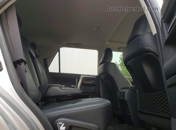 JTEBU5JR3J5529014 2018 TOYOTA 4RUNNER Silver Widok wnętrza z tyłu
