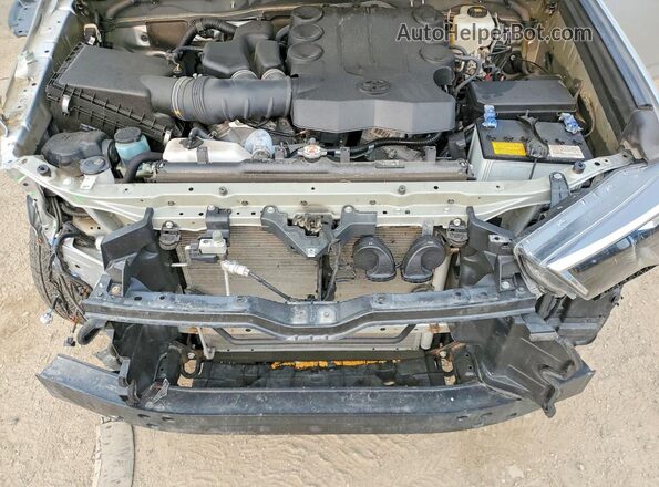 JTEBU5JR3J5529014 2018 TOYOTA 4RUNNER Silver Widok komory silnika