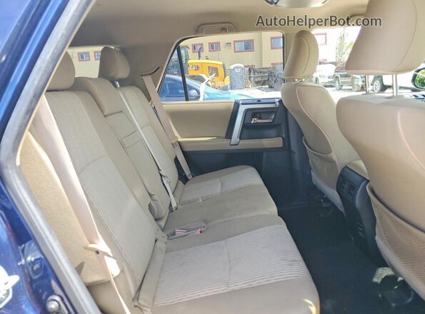 JTEBU5JR4H5438635 2017 TOYOTA 4RUNNER Blue Widok wnętrza z tyłu
