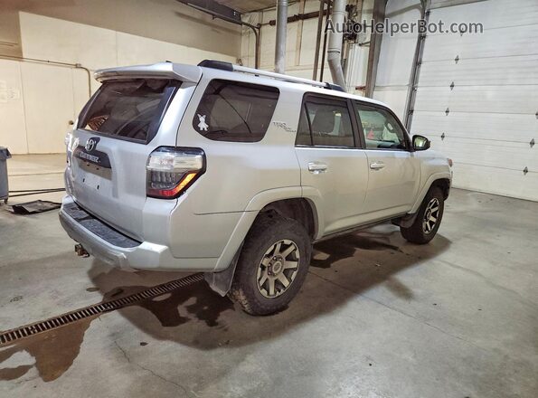 JTEBU5JR4J5604237 2018 TOYOTA 4RUNNER Silver Tył prawy