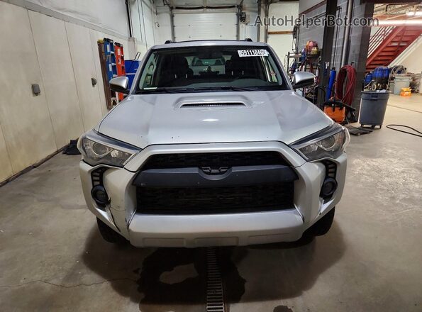 JTEBU5JR4J5604237 2018 TOYOTA 4RUNNER Silver Widok z przodu