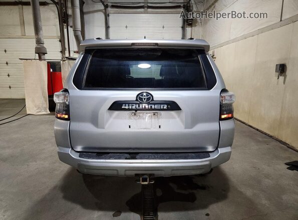 JTEBU5JR4J5604237 2018 TOYOTA 4RUNNER Silver Widok z tyłu