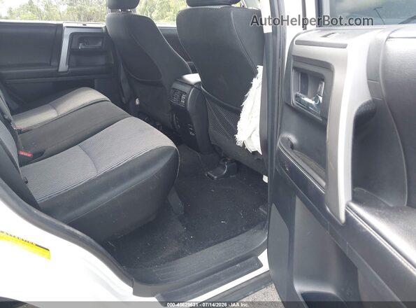 JTEBU5JR5G5334962 2016 TOYOTA 4RUNNER White Widok naklejki z numerem VIN