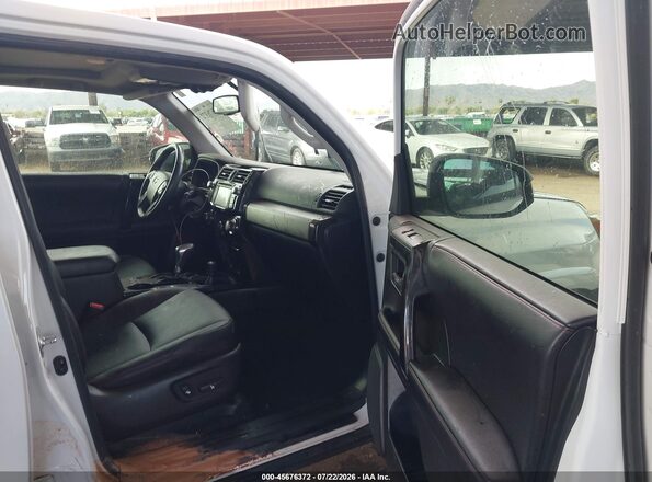 JTEBU5JR5H5452902 2017 TOYOTA 4RUNNER White Vista interior delantera