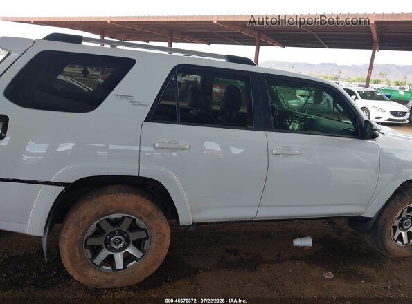JTEBU5JR5H5452902 2017 TOYOTA 4RUNNER White Vista interior de 360 grados