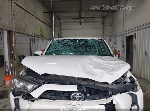JTEBU5JR5K5680132 2019 TOYOTA 4RUNNER White Widok z przodu