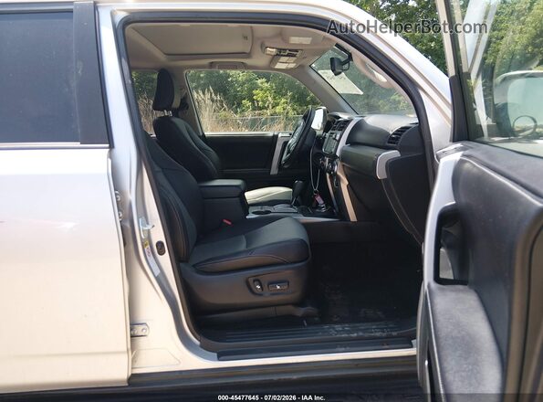 JTEBU5JR6H5454075 2017 TOYOTA 4RUNNER Серебряный Вид салона спереди