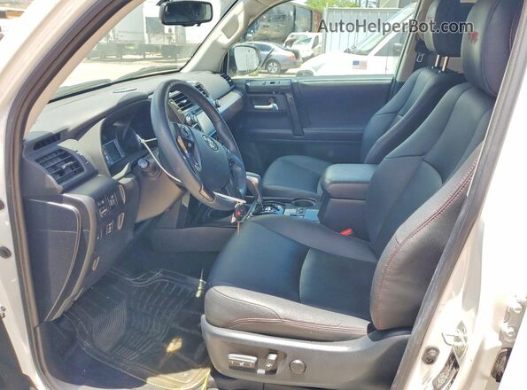 JTEBU5JR6K5688885 2019 TOYOTA 4RUNNER White Widok wnętrza z przodu