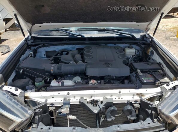 JTEBU5JR6K5688885 2019 TOYOTA 4RUNNER White Widok komory silnika