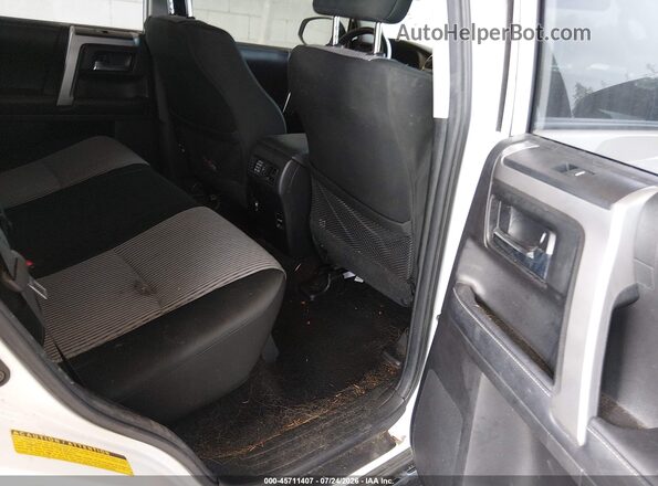 JTEBU5JR7J5584064 2018 TOYOTA 4RUNNER White Widok naklejki z numerem VIN